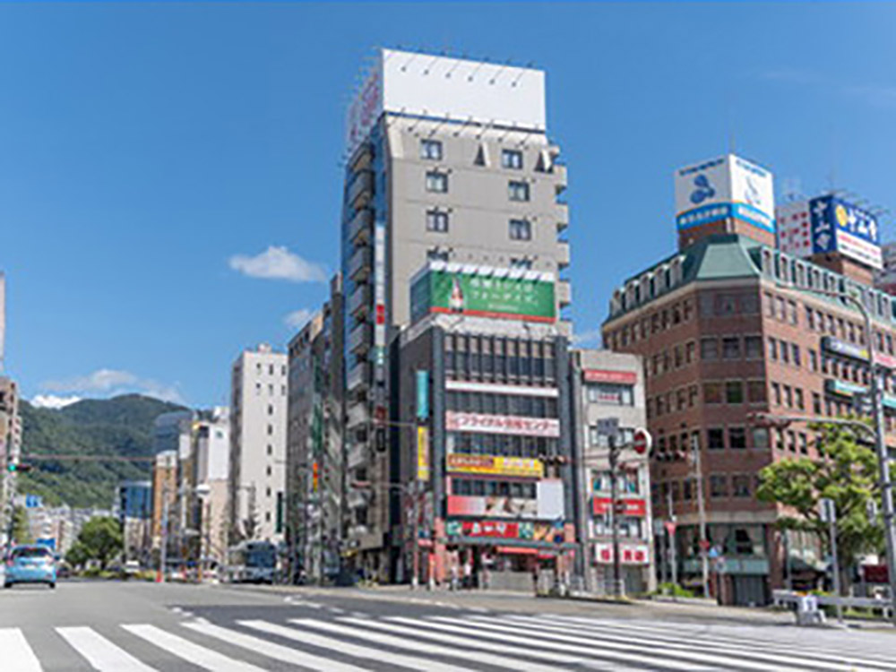 三ノ宮駅出て目の前の県道30号をお進みください。