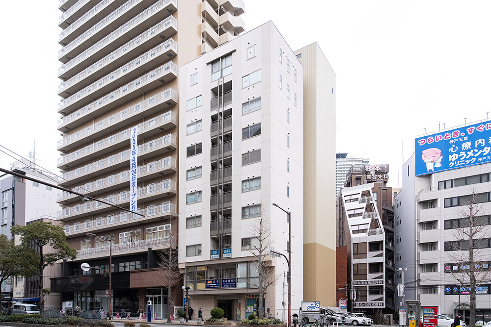 駅から徒歩2分のこちらのビルにございます。